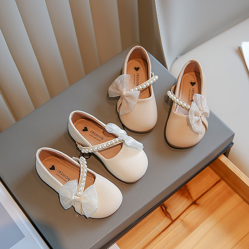 Zapatos de cuero para niñas primavera y otoño 2026 nuevos zapatos de perla blanca para niñas bebés con base suave de aire extranjero para niños Bean Princess