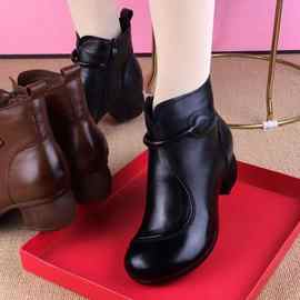 2023复古粗跟软底粗跟中跟原创手工民族风真皮绣花短靴大码马丁靴