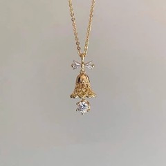 新しい鈴ピアスクリスマスかわいい鈴リボンデザイン感があります。