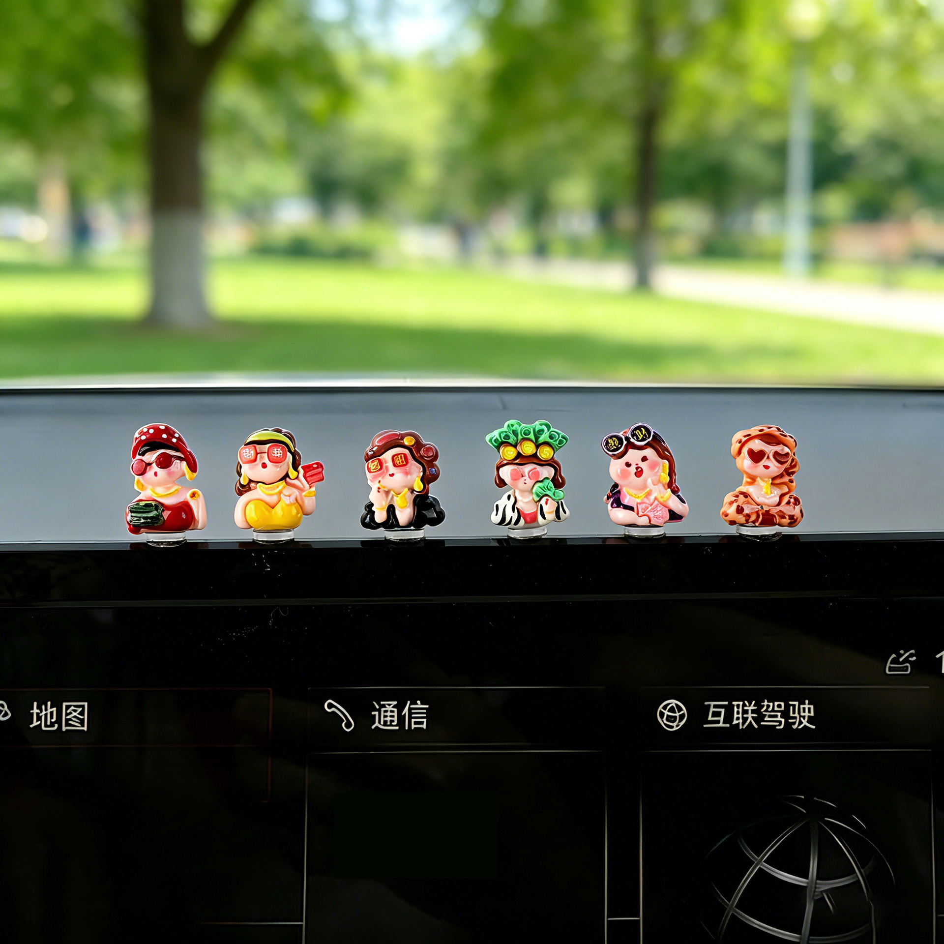 Mujer rica encantadora adornos de automóvil consola central pantalla de navegación triciclo eléctrico decoración adornos de automóvil