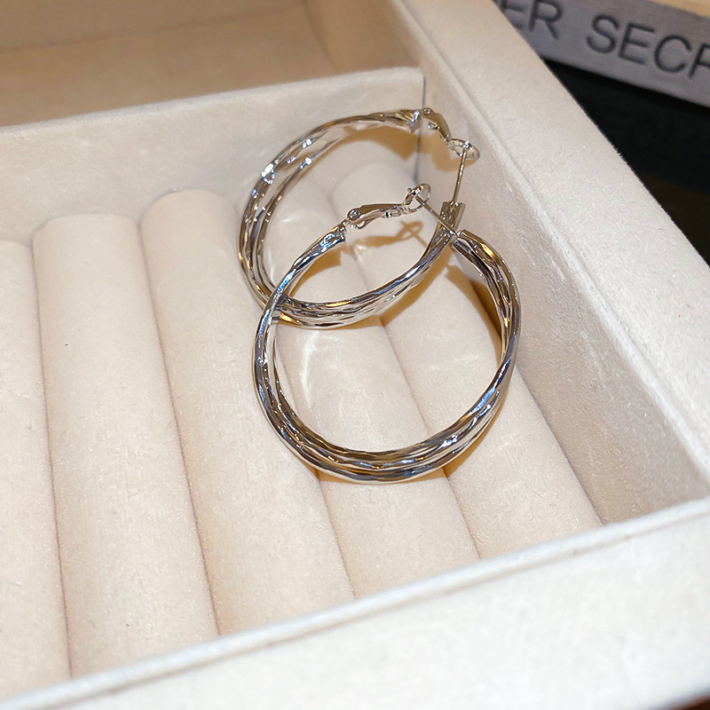 Pendientes de alta gama de lujo ligero transfronterizo de aguja de plata de galvanoplastia de oro real, pendientes de personalidad de nicho, pendientes de alta gama de moda al por mayor