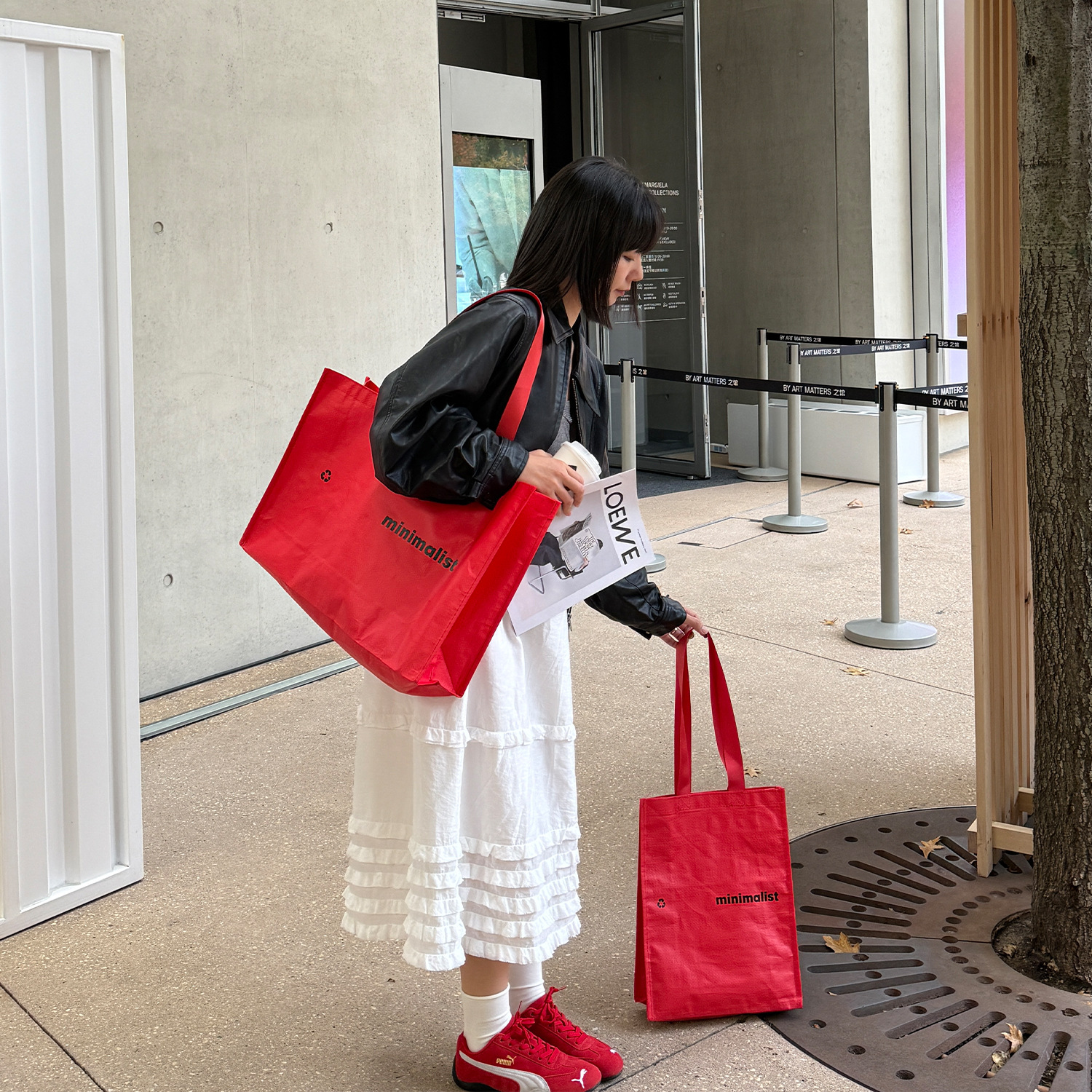 2025 nueva tienda de ropa de alta calidad bolsas de tejido tridimensionales bolsas de mano bolsas de compras de ropa de mujer logotipo personalizado rojo