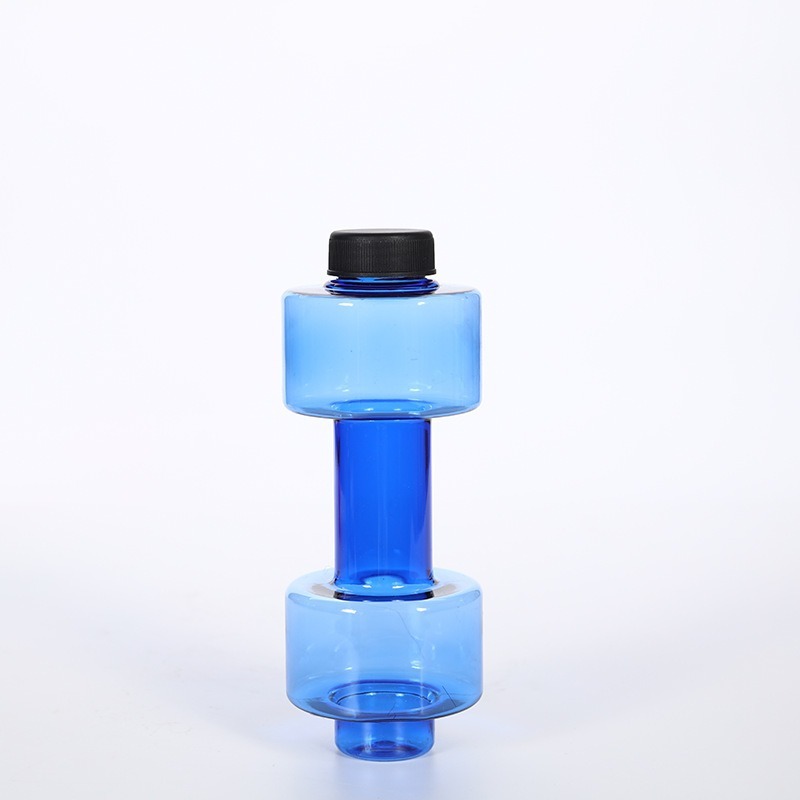 創意的なダンベルのフィットネスの水筒は水を満たします。|undefined