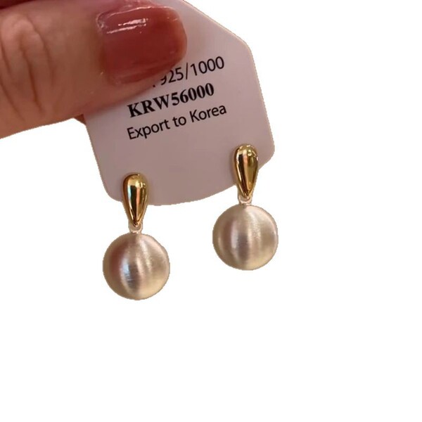 Elegant matte earrings