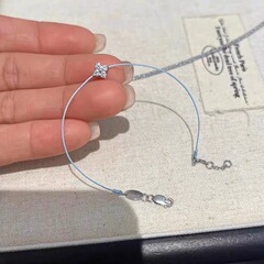 フランスのパリの赤いひもの空の青い四つ葉のクローバーのブレスレットの女性の極めて細いminiの高級感の小さい大衆の設計は手の縄をかぶせます。