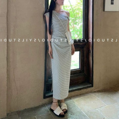 法式名媛复古斜肩条纹连衣裙女夏季时尚设计感气质收腰显瘦长裙子
