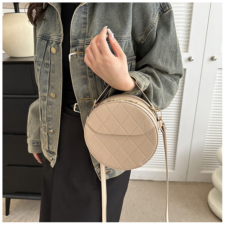 Femmes Petit Faux Cuir Couleur Unie De Base Couvercle Rabattable Cercle Sac display picture 3