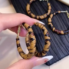 欧米のおしゃれなレトロなヒョウ柄のイヤリングの女性S925銀の針は誇張して個性を巻いて幾何学を設計します。