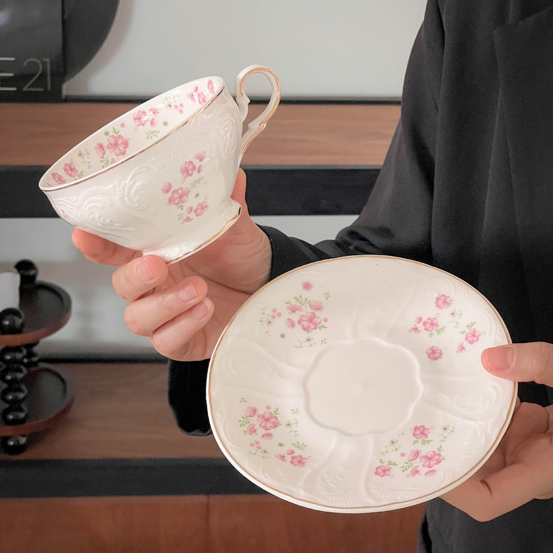 Tazas y platillos de café con flores de cerezo en relieve retro francés, exquisito lujo ligero, tazas de cerámica de flores de Phnom Penh, tazas de té de la tarde transfronterizas