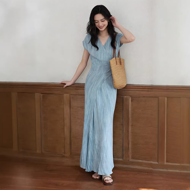 【Jinyan】Designed with a Sense of Style, Short-Sleeve V-Neck Dress with Faux-Frosted Texture for Women, Suitable for Summer, Elegant and Slim-Fitting Long Dress 【Jinyan】Designed with a Sense of Style, Short-Sleeve V-Neck Dress with Faux-Frosted Texture for Women, Suitable for Summer, Elegant and Slim-Fitting Long Dress