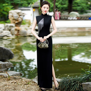 2025 New Sleeveless Catwalk Cheongsam Improved Chinese Style Long Slim Performance Cheongsam with Emerald Feather Tassels