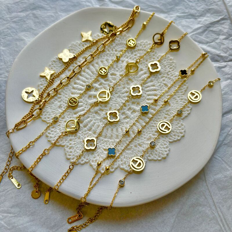 Stainless Steel Gold-Tone Four-Leaf Clover Horseshoe Bracelet with Rhinestones, Small and Exquisite, European and American Style, Luxury Brand Bracelet