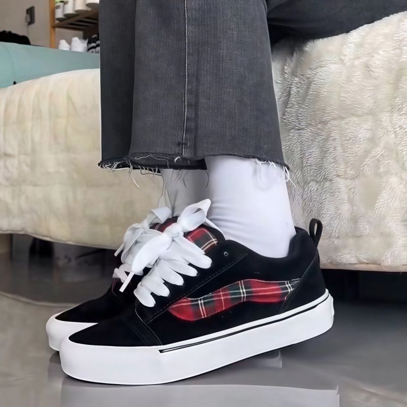 Lujo ligero y versátil estilo de Hong Kong calle lengua gruesa pareja hombres y mujeres 2025 nuevos zapatos de pan casuales de suela gruesa para hombres de moda de la calle alta