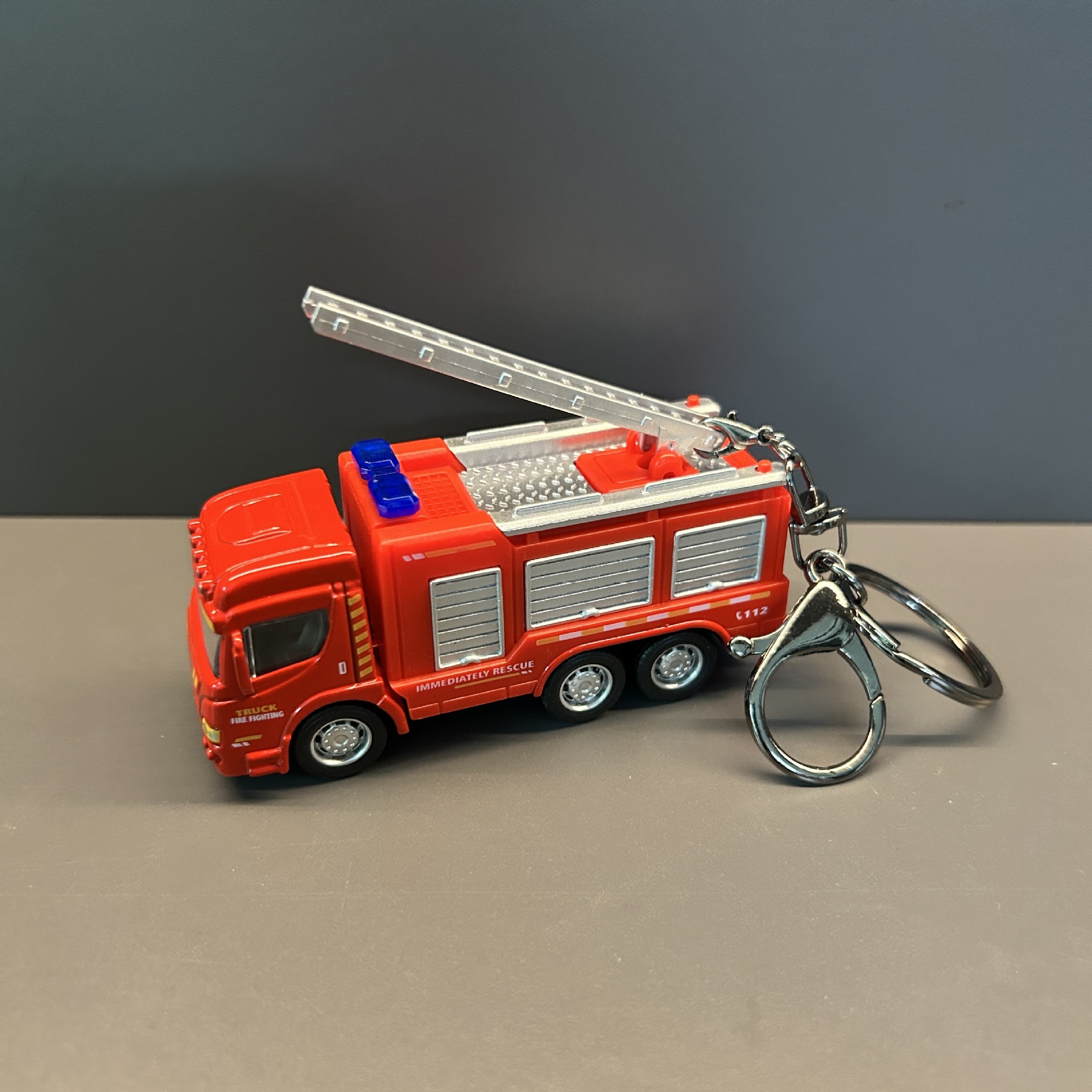 Mini camión de agua contra incendios excavadora modelo de aleación de deslizamiento llavero mochila colgante carro llavero pequeño regalo
