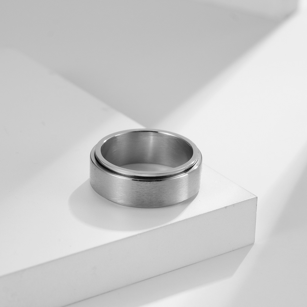 Mode Einfache 8mm Breite Drehbare 18k Vergoldung Herren Titan Stahl Ring display picture 3