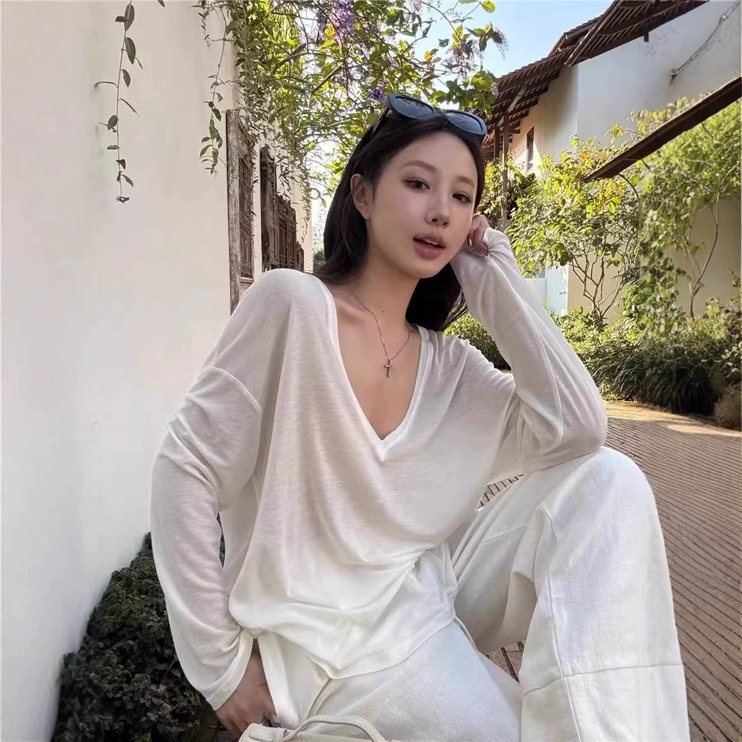 Тонкая футболка с длинным рукавом с микро-прозрачным v-образным вырезом для женщин 2025 года летом свободная анти-ледяная шелковая рубашка повседневная капюшон