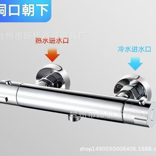 Rueda redonda de cobre debajo del agua