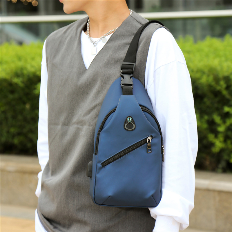 Bolso de hombro para hombre de cuero cuidadosamente seleccionado, moderno bolso de pecho, bolso cruzado con carga USB, versátil mochila deportiva para uso transfronterizo.