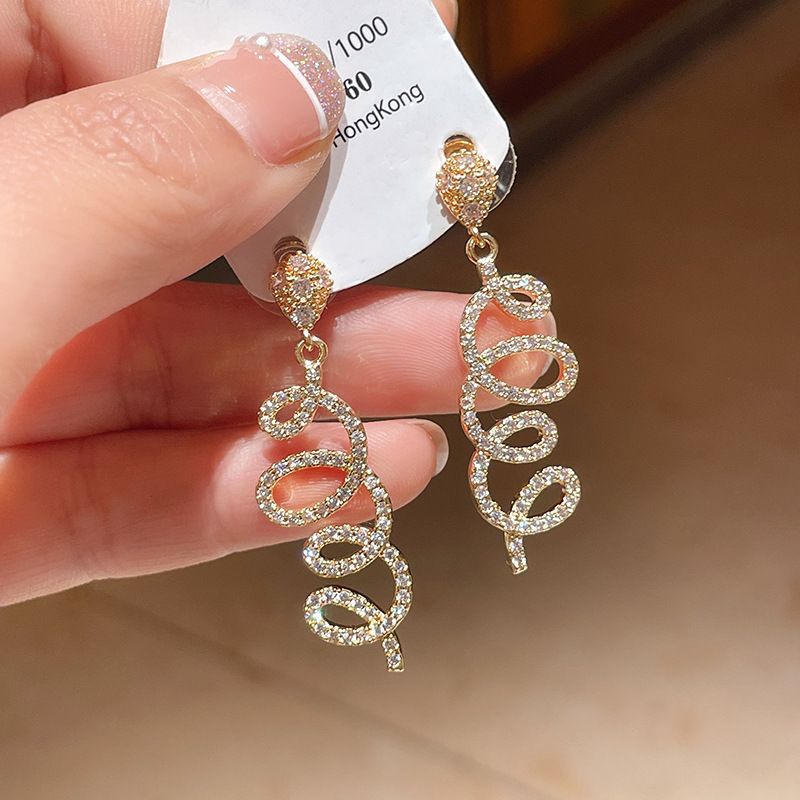 Pendientes de camelia de simulación de aguja de plata Pendientes elegantes retro francés Pendientes de todo fósforo de moda personalizada