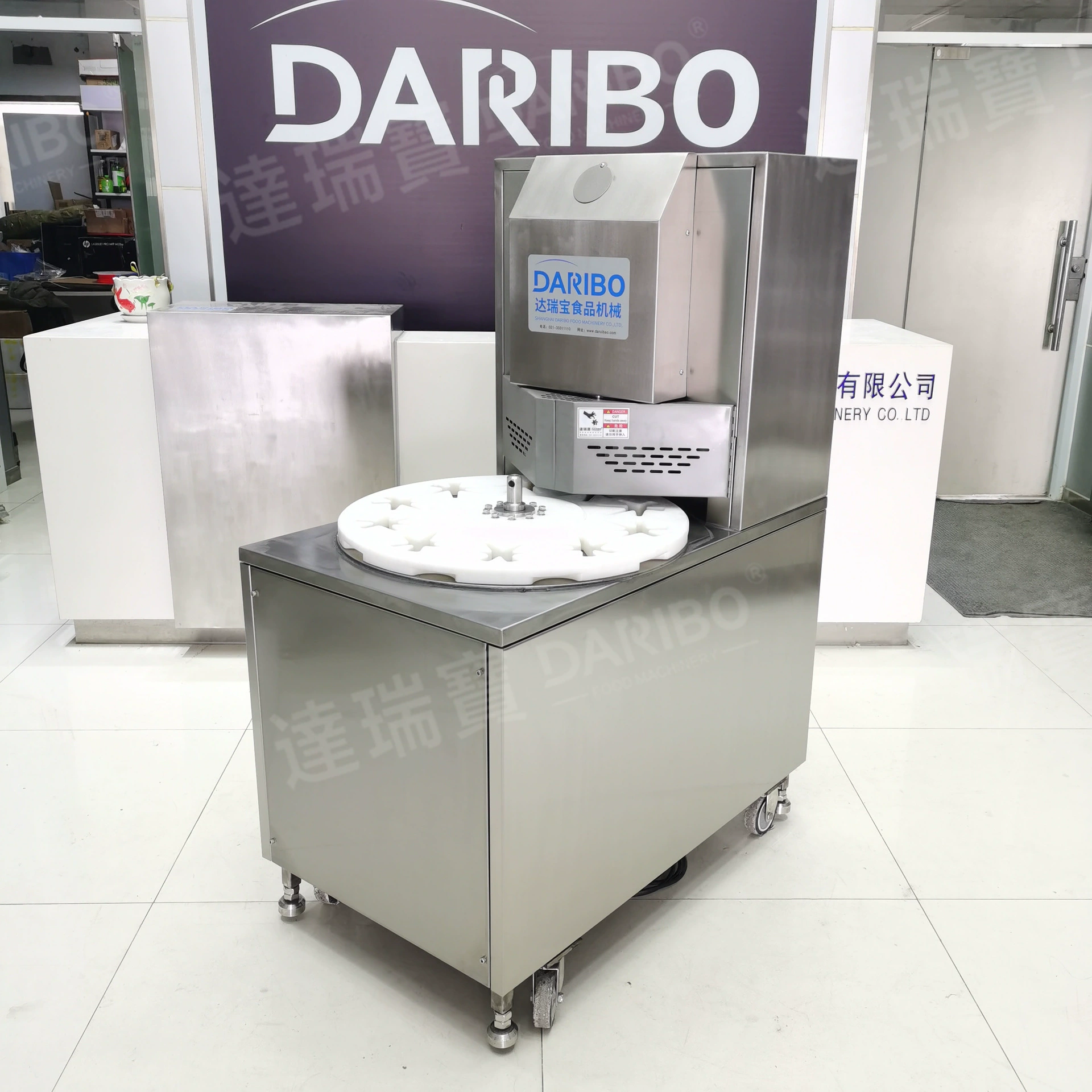 L Фабрика прямых продаж поставляет соленую курицу с лапочками и половину оборудования. Крупный коммерческий сепаратор полностью автоматический режет машину