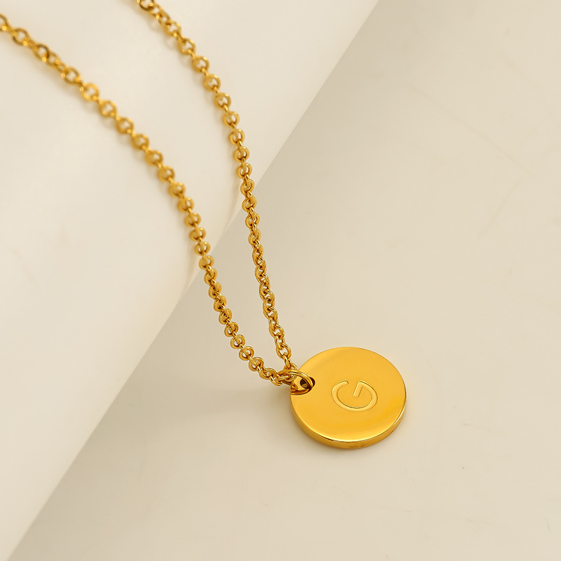 Europa y los Estados Unidos venta caliente alta sensación de colgante de letras de acero inoxidable collar de oro de acero titanio inglés al por mayor cadena clavícula
