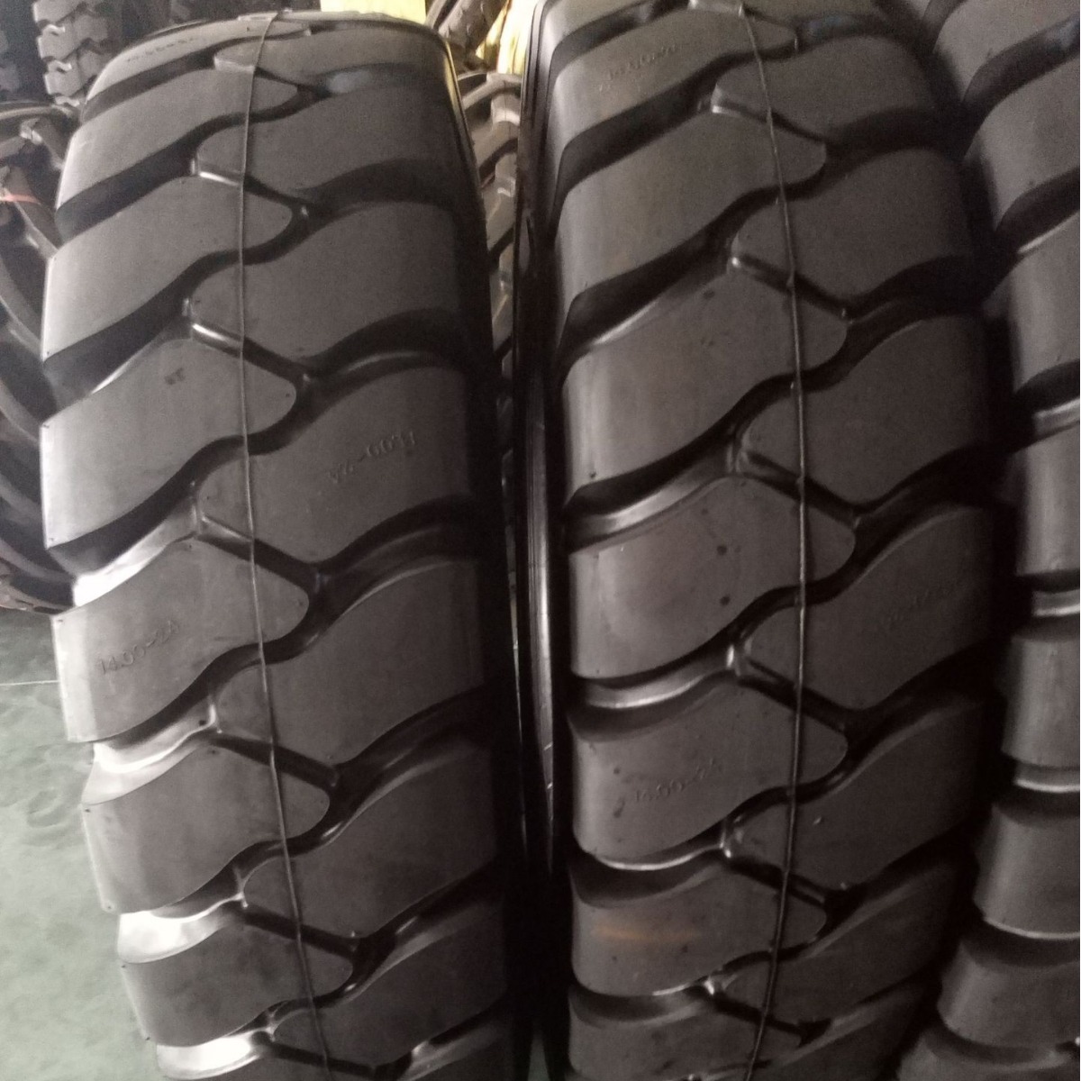 1400-20 工程两块花纹轮胎  大量批发 工厂直销 优质耐磨