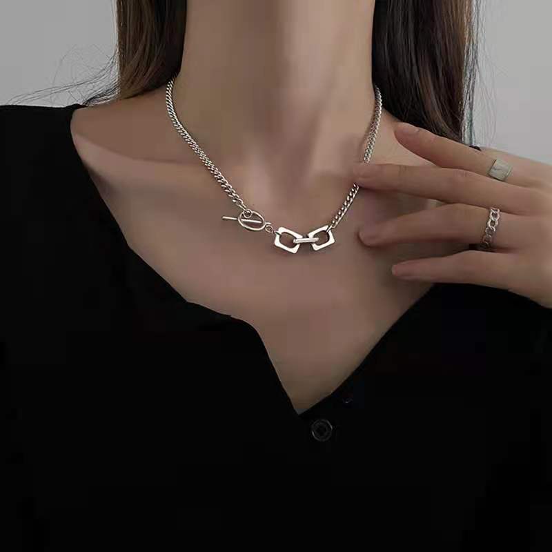 Colar quadrado com fivela OT de aço titânio neutro de gênero Han Chao com elementos de emenda hip-hop para homens e mulheres_voghion.com