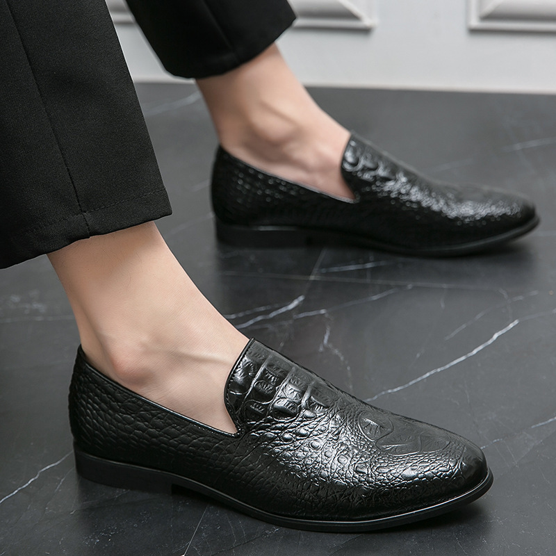 2024 comercio exterior zapatos de cuero de hombre de gran tamaño con estampado de cocodrilo estilo británico puntiagudo joven tendencia zapatos de cuero para hombres