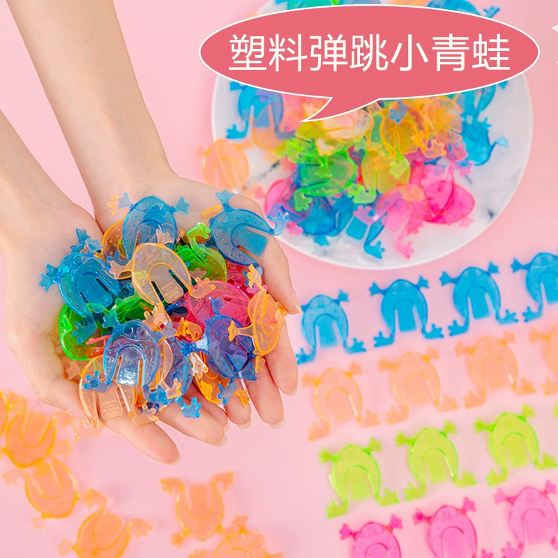 Подарки младенца детского сада стойла лягушки пластиковой скачки прессы лягушки прыжка детей игрушки лягушки прыжка маленькие