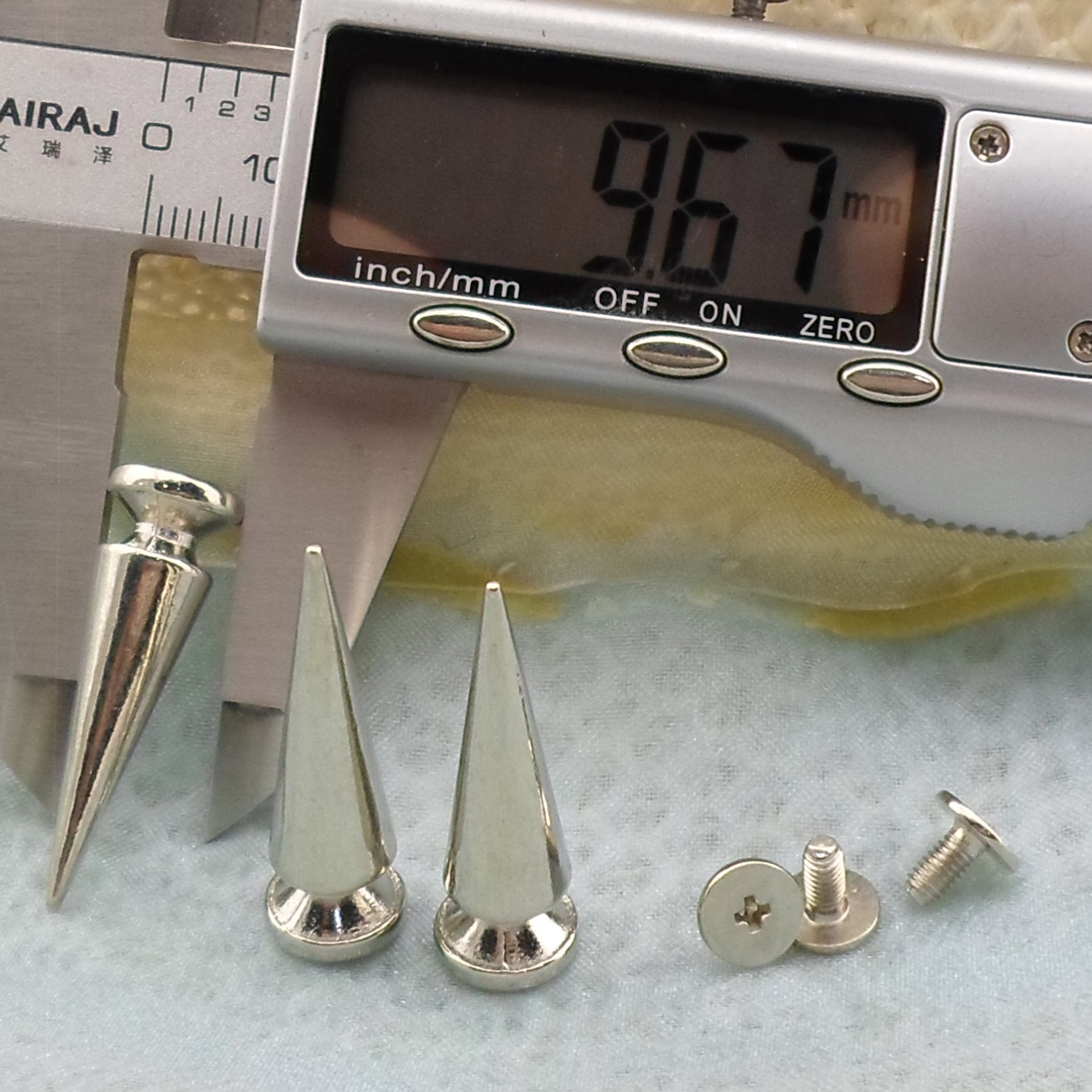 （合金+铁螺丝）10×29MM子弹头形状舞台服装铆钉狗圈皮带柳丁