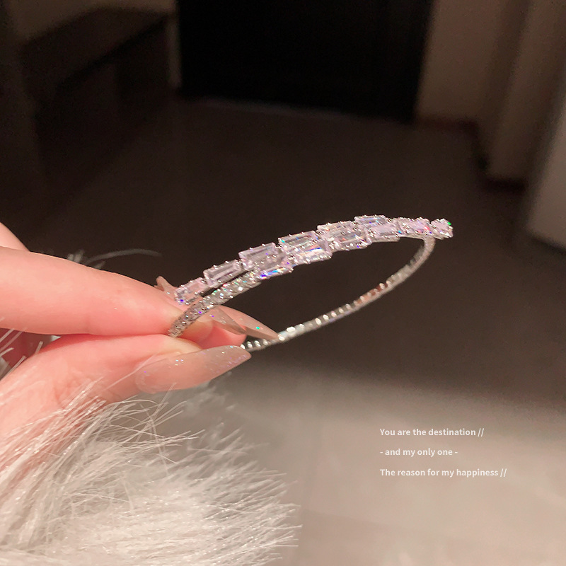 Pulsera de sentido Alto Diseño de cercanías simple pulsera de sentido al por mayor Pulsera geométrica de circón electrochapada de oro real elegante