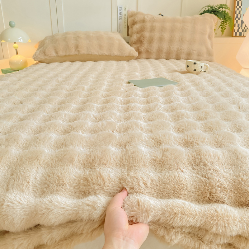 Invierno leche de cama de terciopelo grueso con tres piezas de colchón de terciopelo de coral cálido hogar cubierta de protección de colchón de terciopelo de coral para una sola persona más cubierta de edredón