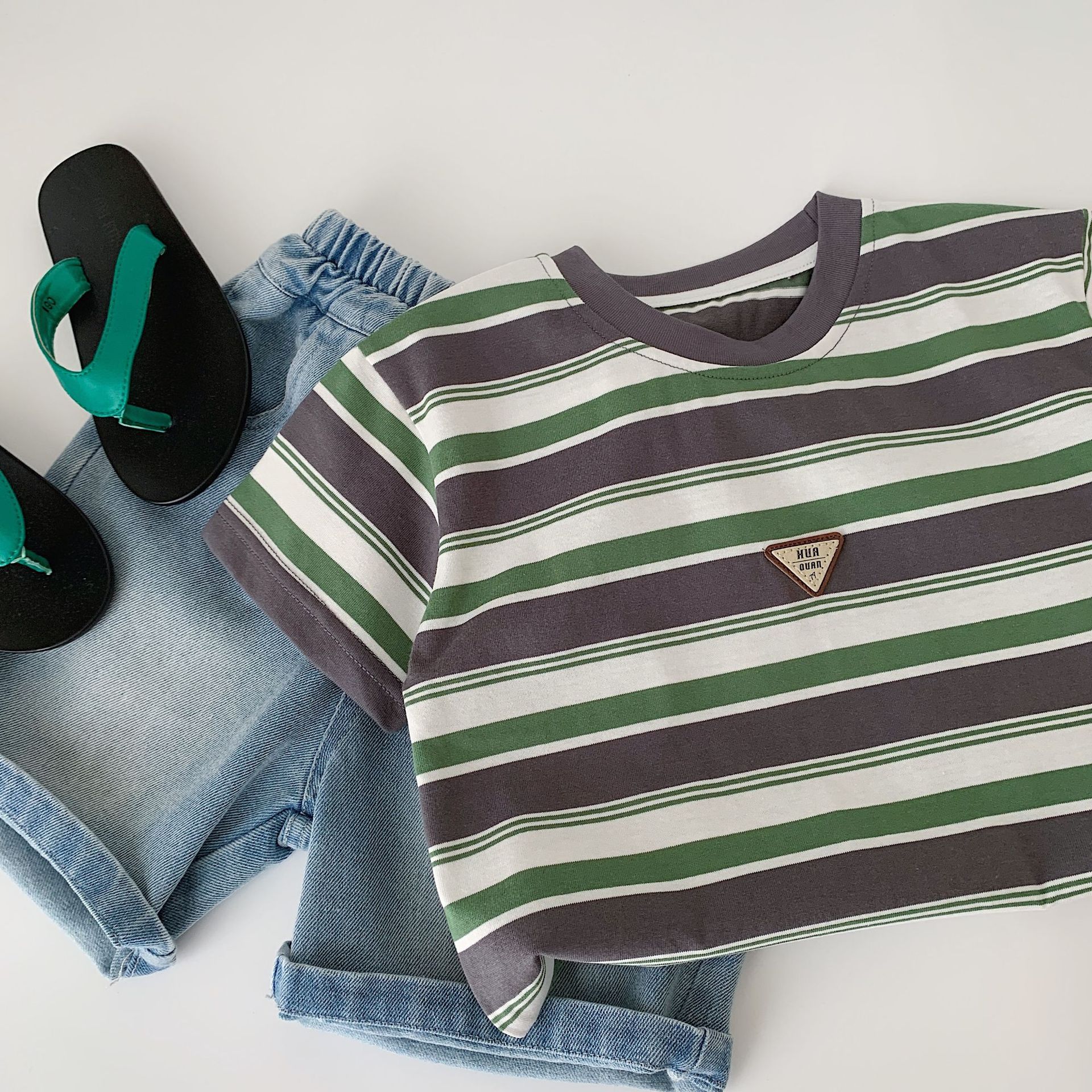 Camiseta de manga corta de verano para niños Maibao 2025 nuevo top de verano a rayas para niños coreanos Huzhou Zhili ropa para niños a