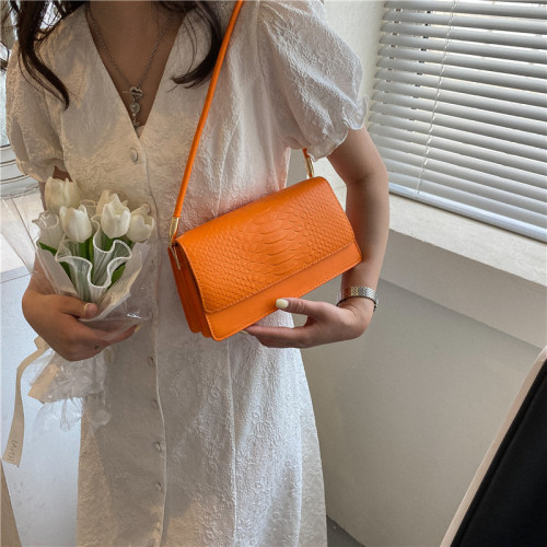 Winter fashion retro cross-body small bag for women  new style trendy niche women's shoulder baguette bag