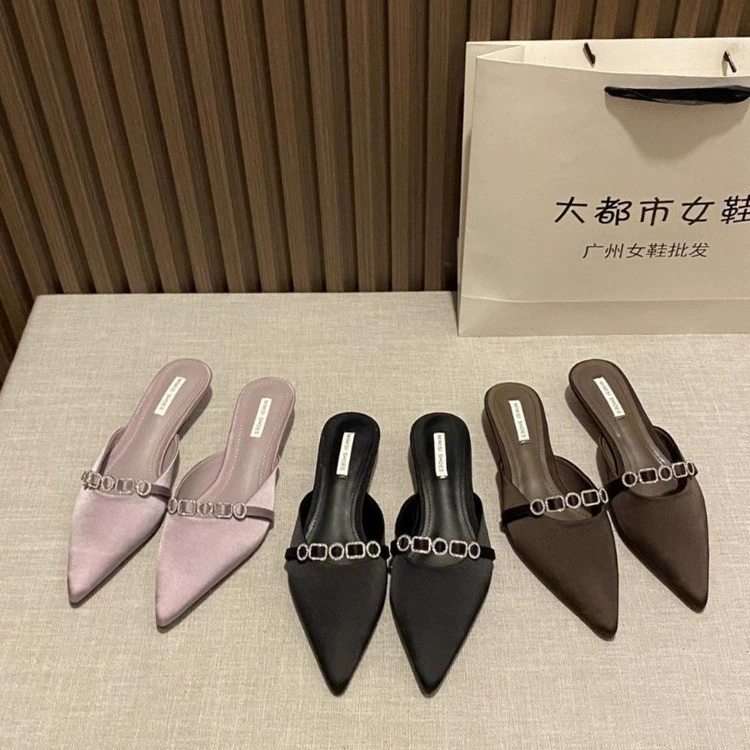 Встроенный в темперамент pointed toe новые туфли-слиперы с низким каблуком для женщин 2025 года, летняя верхняя одежда, стразами, большой размеры носка полуботинки, тренд