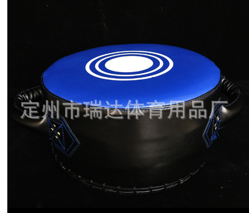 파란색 표면과 검은색 가장자리