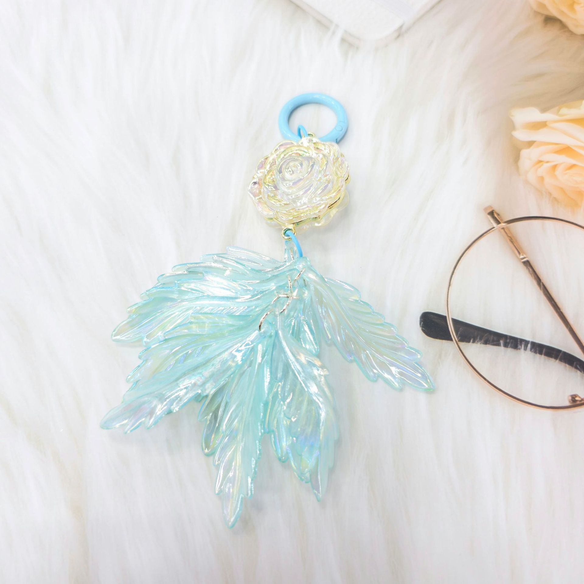 2023 nueva hoja pluma llavero colgante Cadena de teléfono móvil pequeño color fresco color sólido accesorios auricular caso bolsa colgante