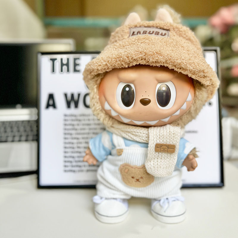 구름 셔츠 + 곰 스카프 + 큰 모피 모자 + 흰색 세일 슈즈
