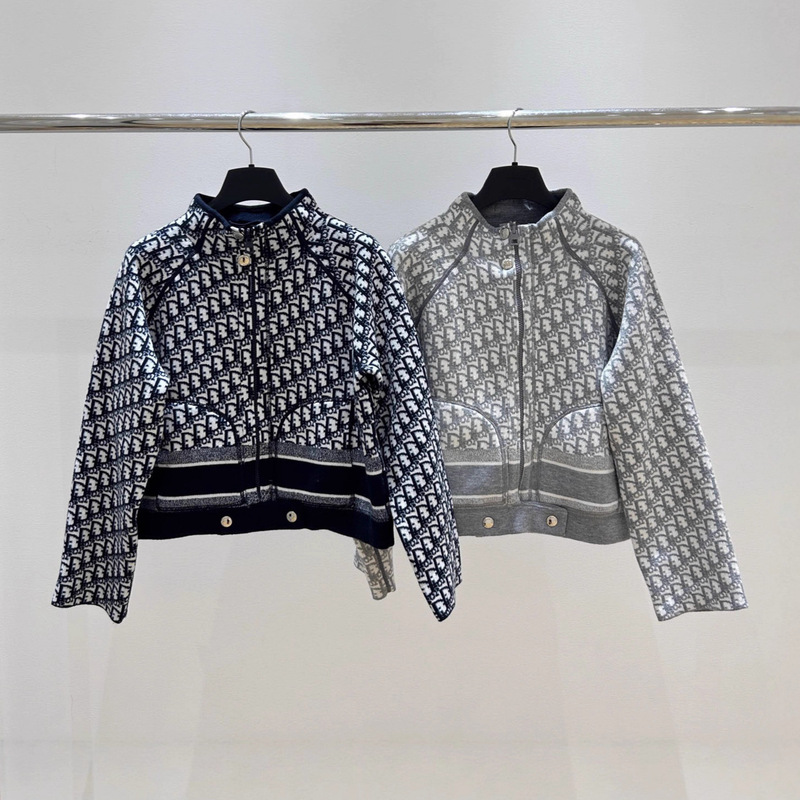 Dijia's Classic All-Over Letter Jacquard Design Reversible Knitted Cardigan Classic Presbyopic Jacket Short Jacket