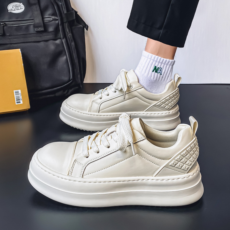 2025 suela gruesa aumentando la superficie de cuero transpirable paseo por el estilo de Hong Kong zapatos deportivos de estudiantes coreanos pequeños zapatos casuales blancos para hombres