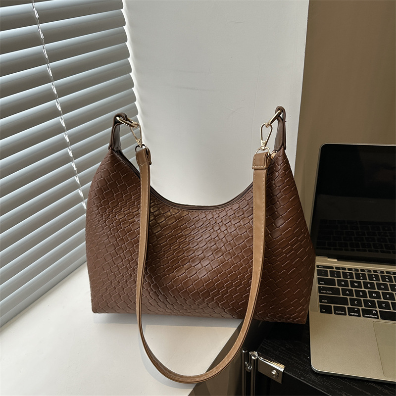 Moda popular tejido de cercanías 2025 nueva gran capacidad diseño casual simple axila bolso portátil