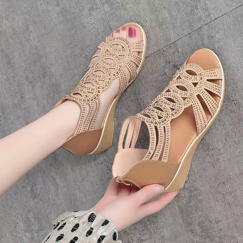 Sandalias romanas de cuero suave para mujer, nuevo estilo de verano 22 zapatos de madre de suela blanda, sandalias de mujer de uso exterior de moda, zapatos de mujer antideslizantes de cuña