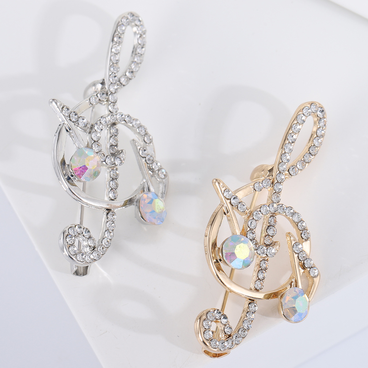 Spilla a forma di nota musicale con perla elegante per donna_voghion.com