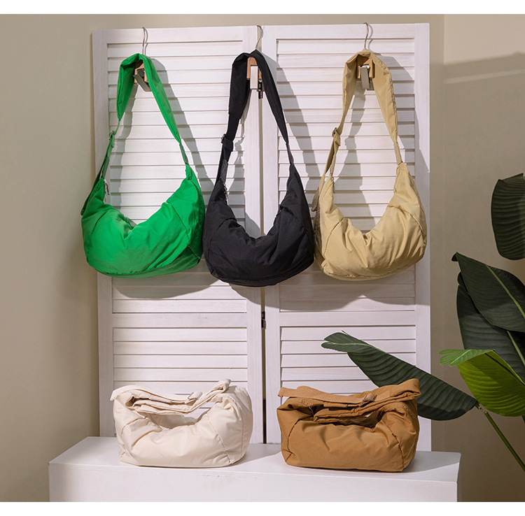 Women's Medium Nylon Solid Color Basic Zipper Cloud Shape Bag display picture 1