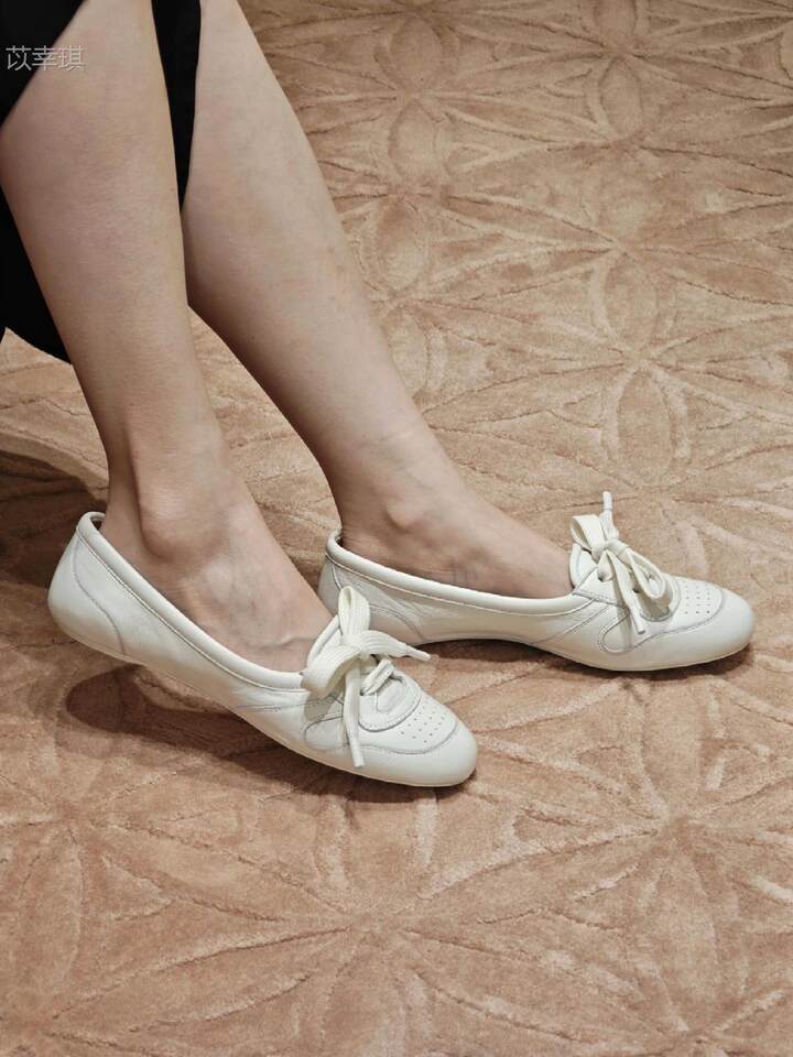 Giày búp bê nữ da cừu cổ thấp đế bằng buộc dây phong cách retro — Bạc, hàng có sẵn, Màu nude, hàng có sẵn, Màu trắng kem, hàng có sẵn chi tiết 5