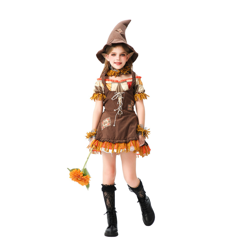 ハロウィーンの子供の服装はかかしの田園農場を飾って女の子の道化師の魔女を飾って服装を披露します。|undefined