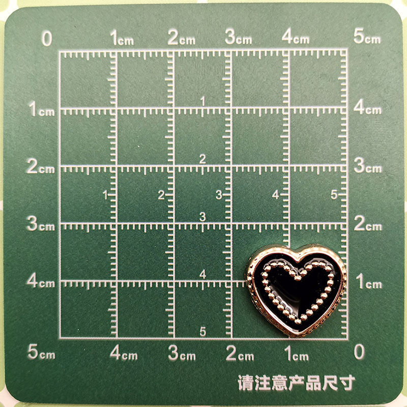 Temperamento de moda blanco y negro pequeño viento fragante cuatro hojas accesorios de plástico corazón de melocotón DIY pinzas de cabello material de ropa de correa