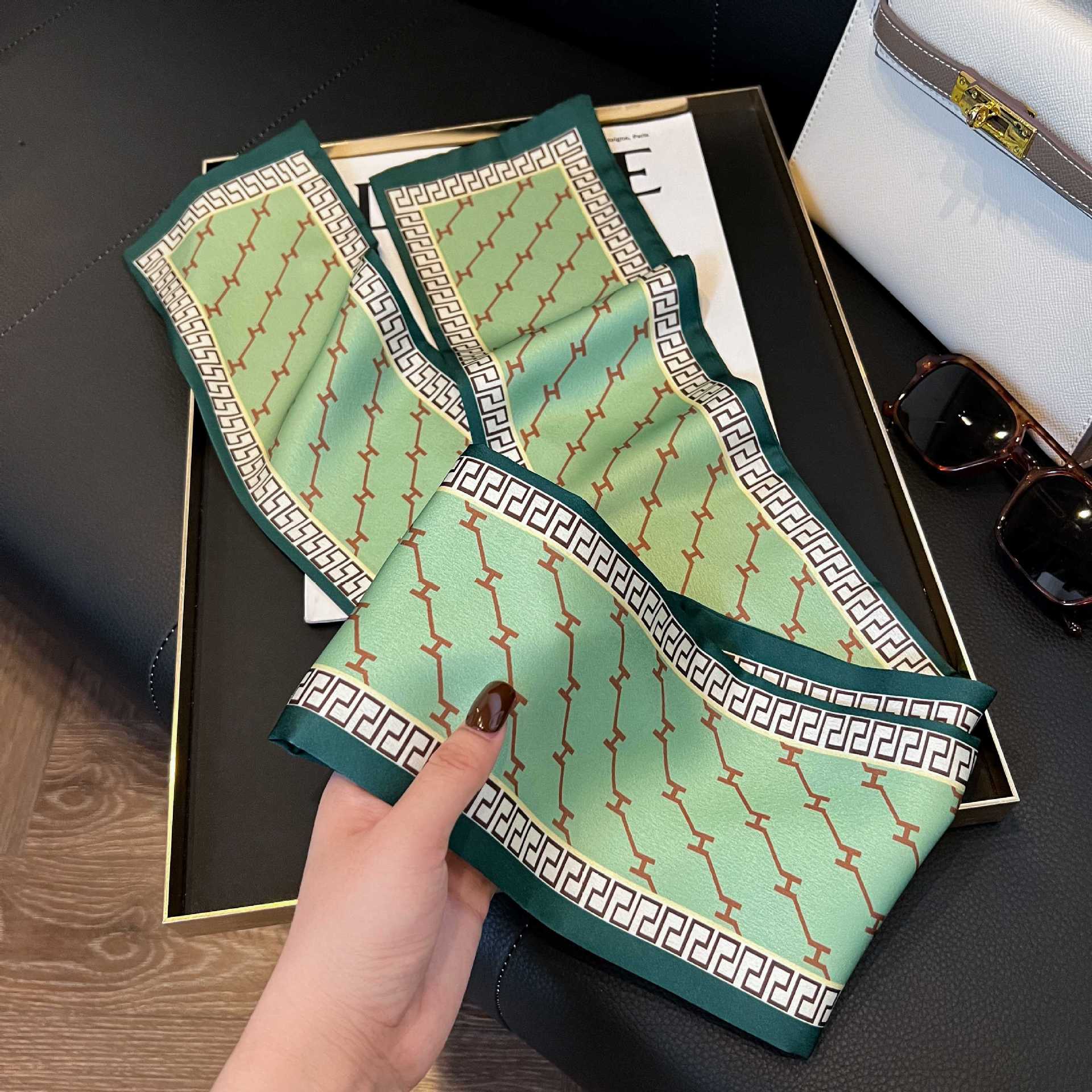 Nueva bufanda de seda pequeña banda larga estrecha para el cabello mujer estilo primavera y otoño moda madre bufanda estilo verano estilo fino serpentina bufanda al por mayor