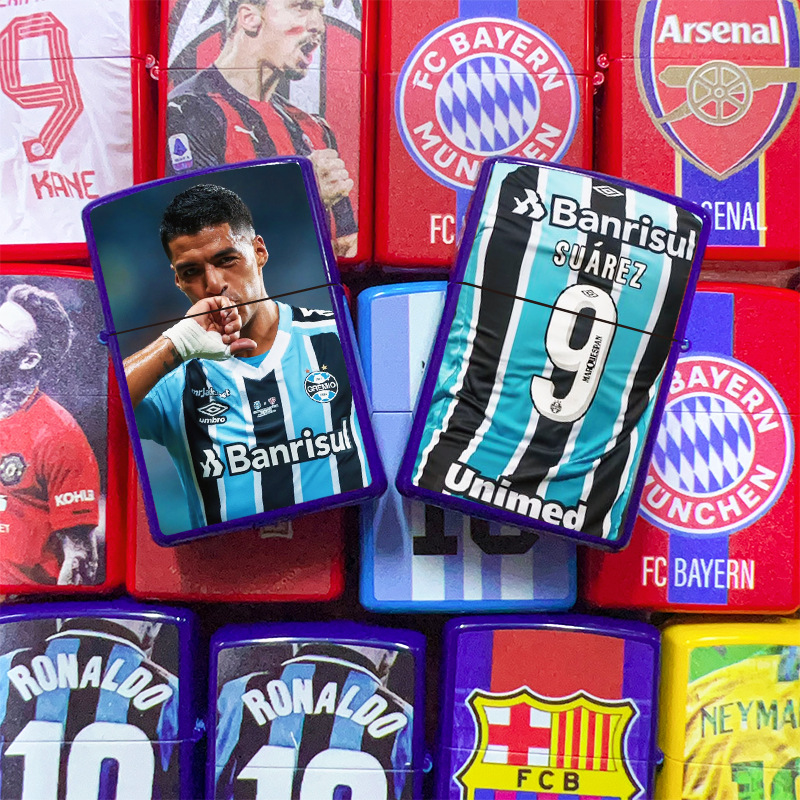 Encendedor de queroseno con diseño de jugador legendarario de la dinastía del fútbol, textura retro en relieve, acabado mate, artesanía