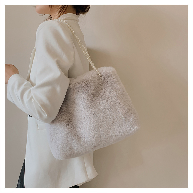 Bolsa de pelo de otoño e invierno bolsa de pelo de mujer de gran capacidad bolsa tote cadena de perlas bolso de hombro único versión coreana bolsa de pelo de axila